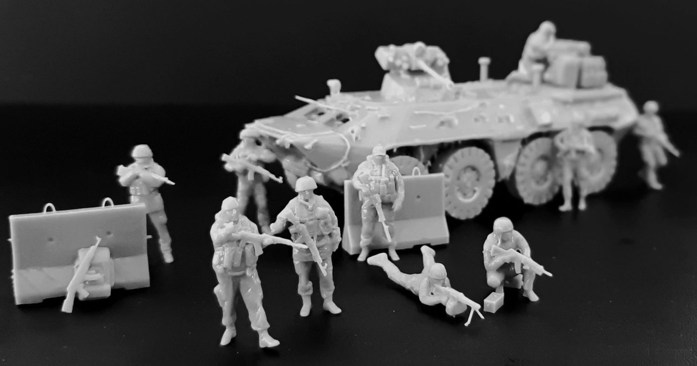 BTR-82 et figurines en résine brute, avant peinture