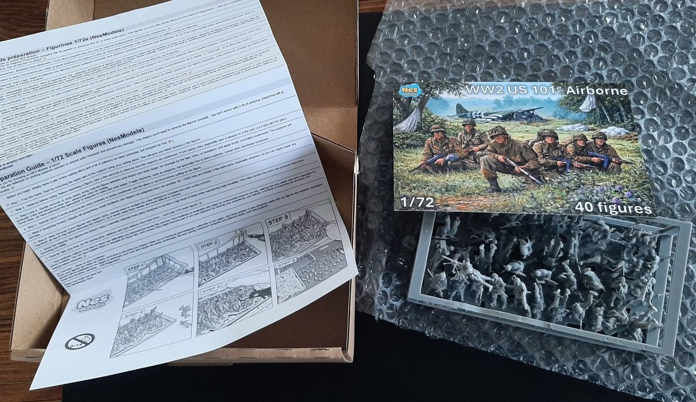 Contenu d'un kit Nes Models : notice, boîte et grappe de figurines WW2 101e Airborne