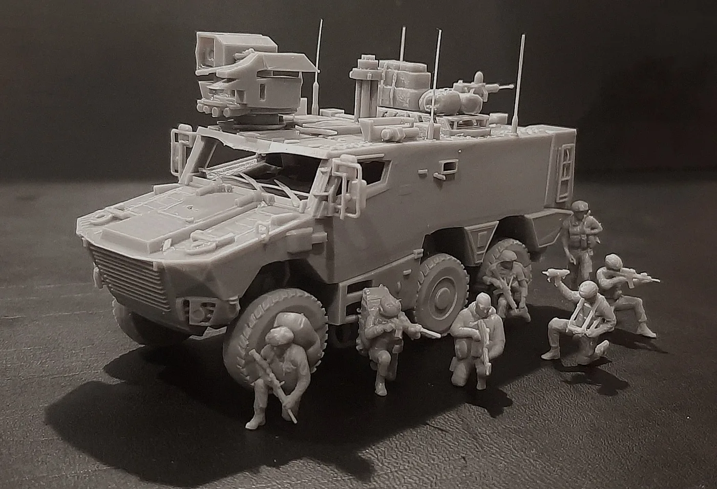 Kit Griffon et figurines en résine brute, avant montage