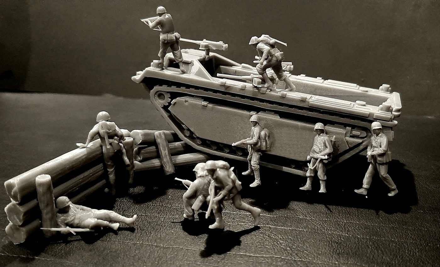 LVT et figurines en résine brute, avant peinture