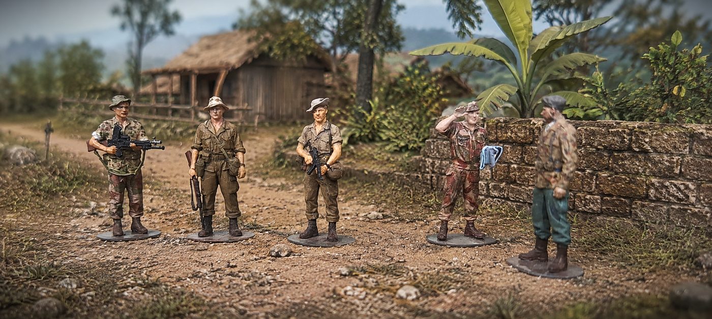 VBL et figurines peintes en diorama coloré